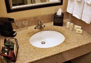 Courtyard By Marriott Airport Hotel