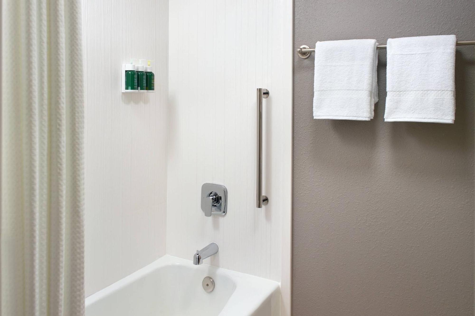 Courtyard By Marriott Airport Hotel