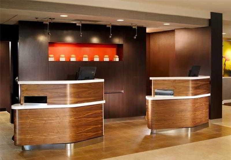 Hotel Courtyard By Marriott Airport