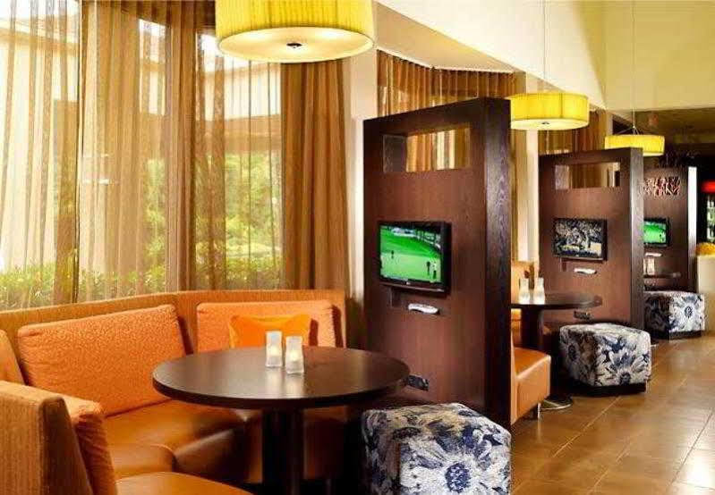 Courtyard By Marriott Airport