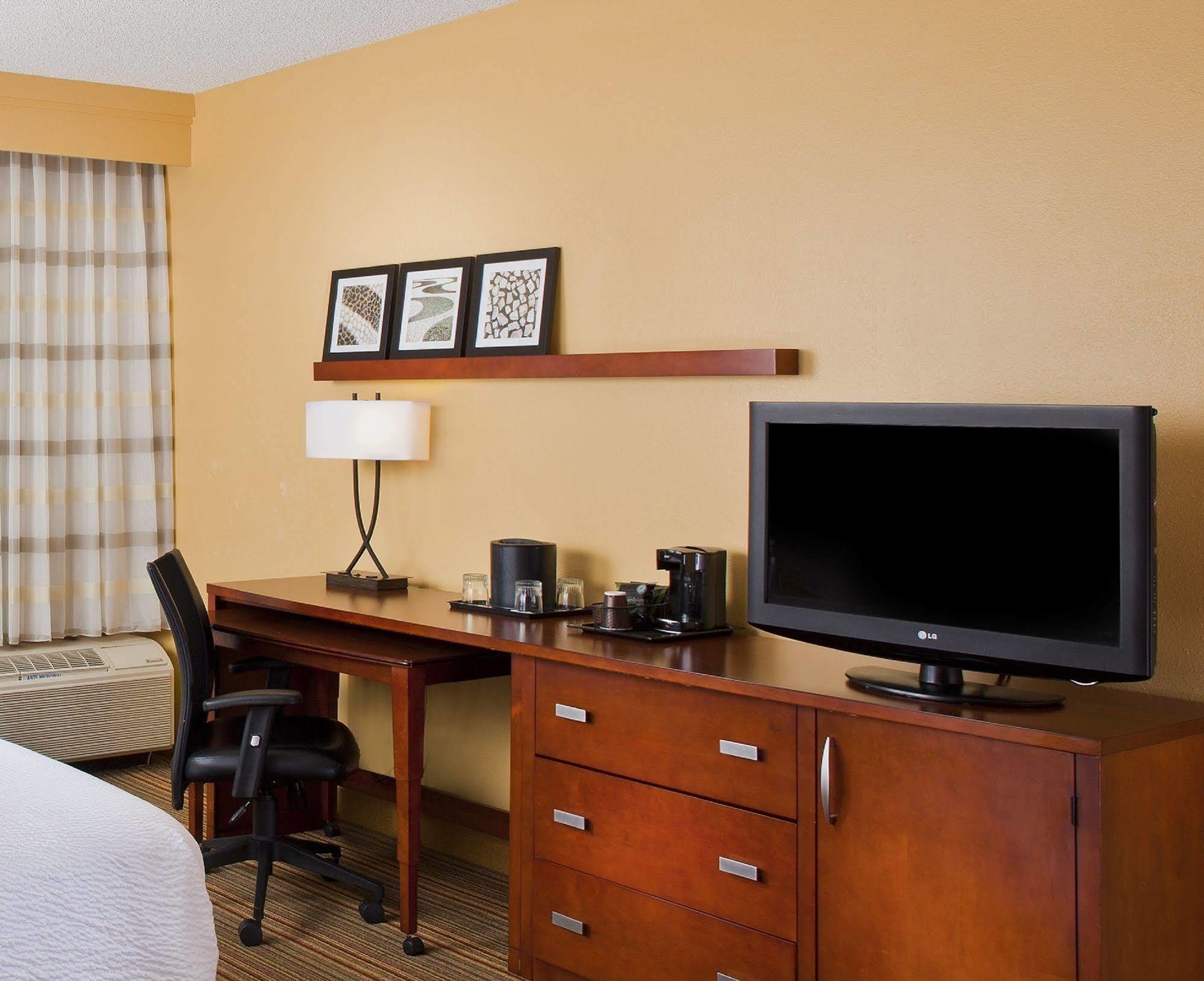 Courtyard By Marriott Airport