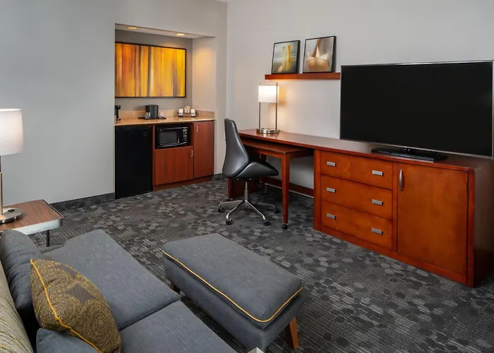 Courtyard By Marriott Nashville Airport