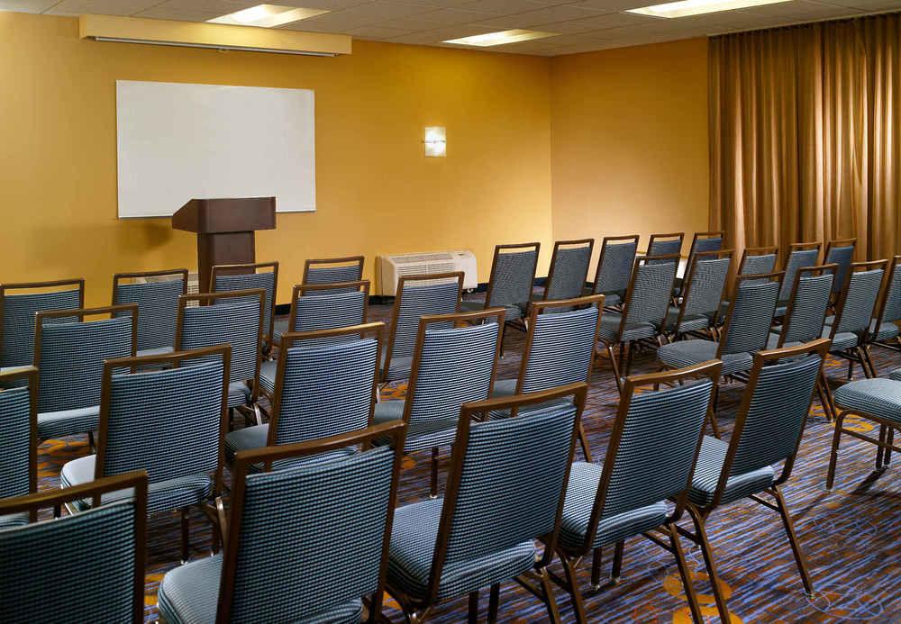Hotel Courtyard By Marriott Airport 3*