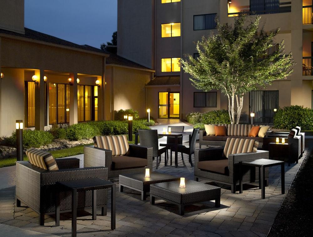 Courtyard By Marriott Airport