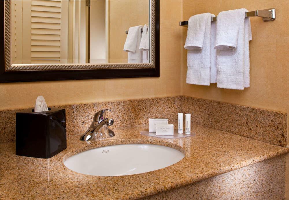 Hotel Courtyard By Marriott Airport 3*