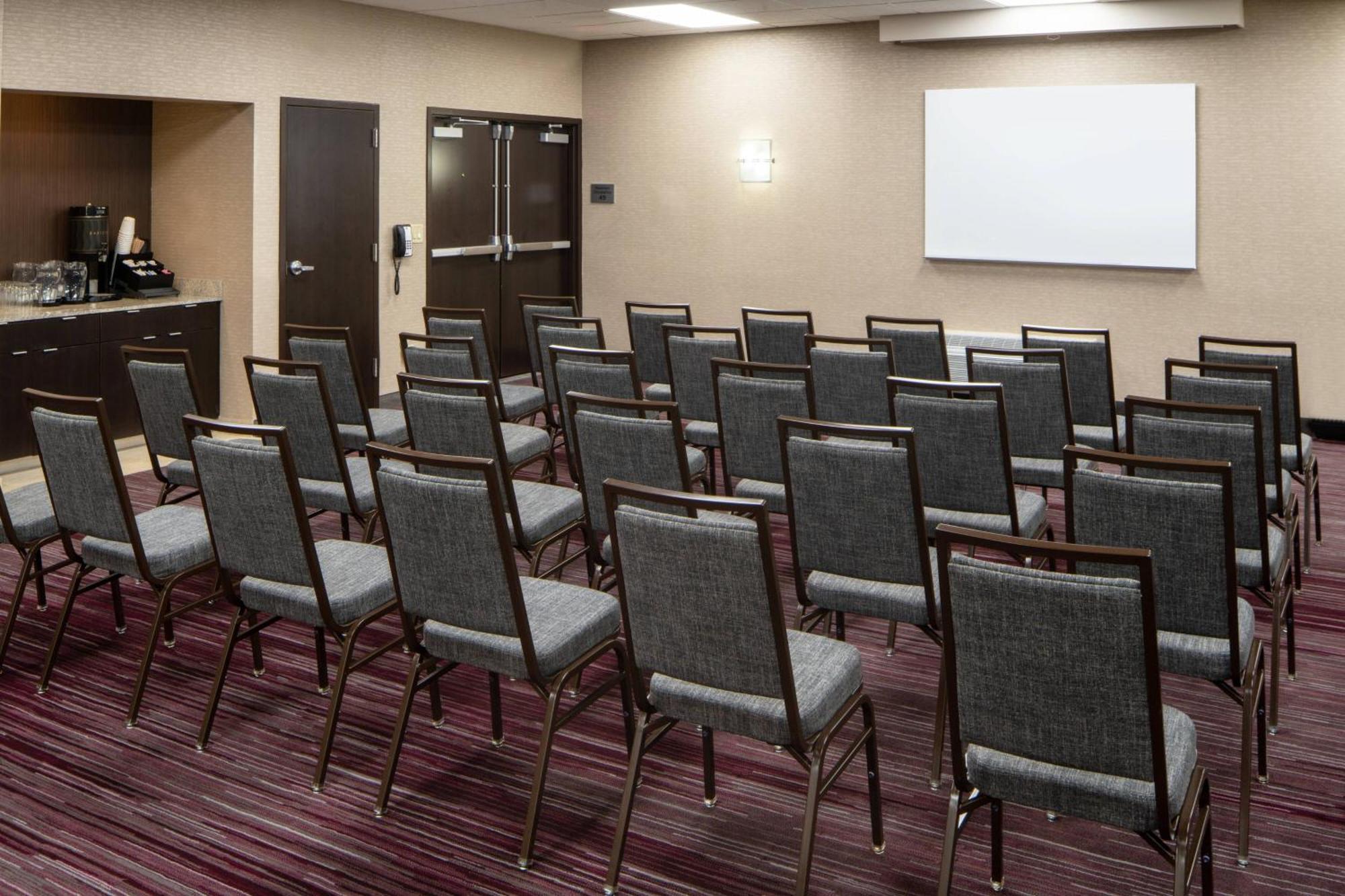 Courtyard By Marriott Airport Hotel Nashville