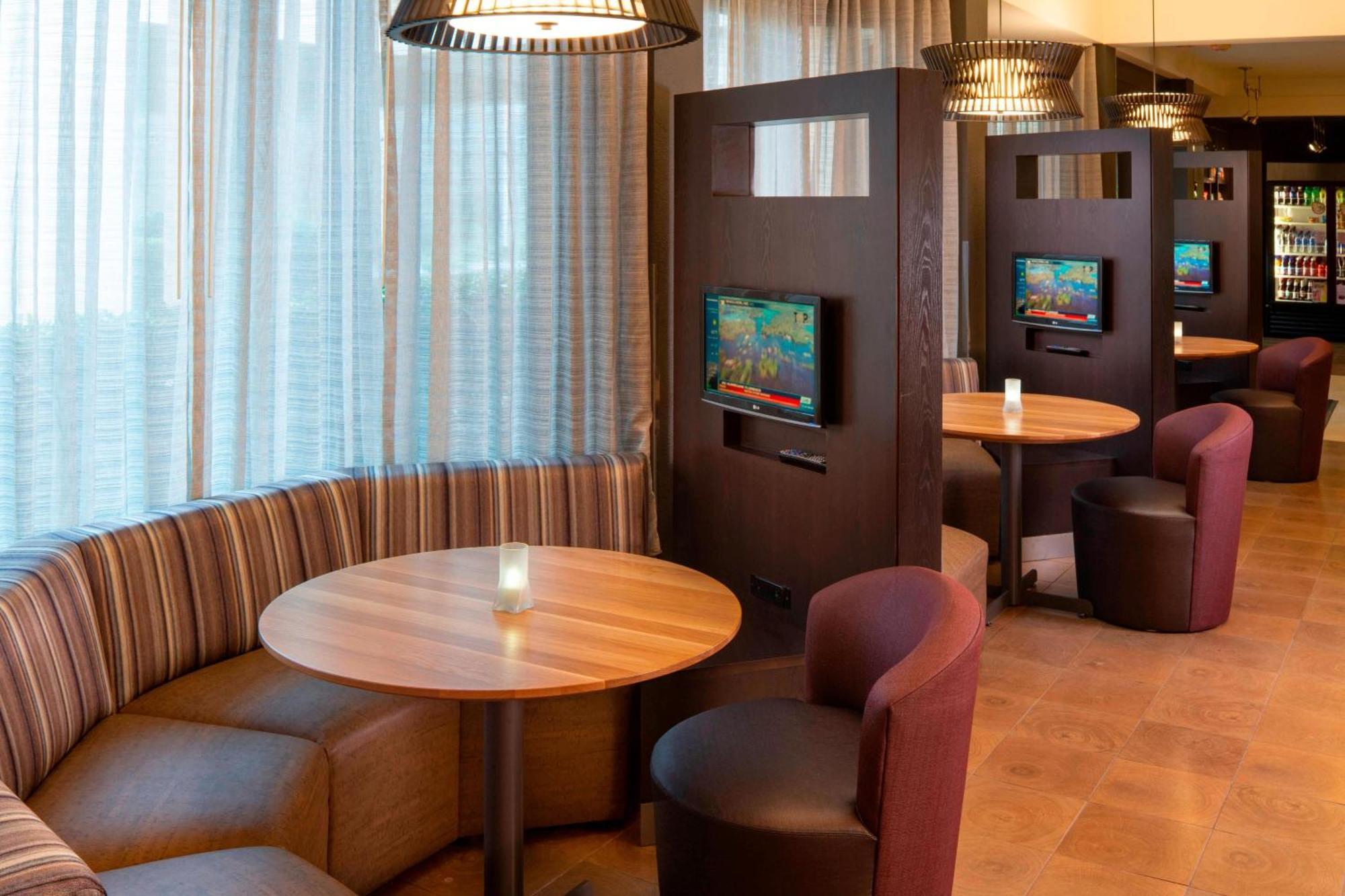 Hotel Courtyard By Marriott Airport
