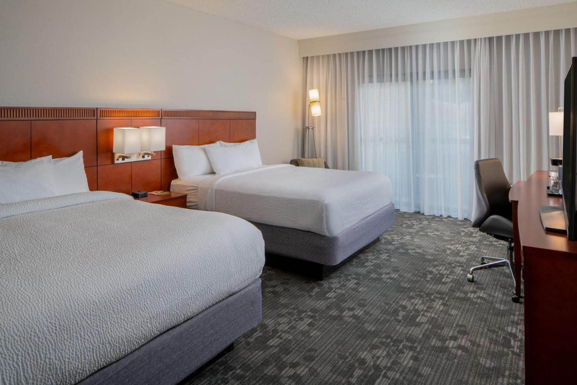 Hotel Courtyard By Marriott Airport