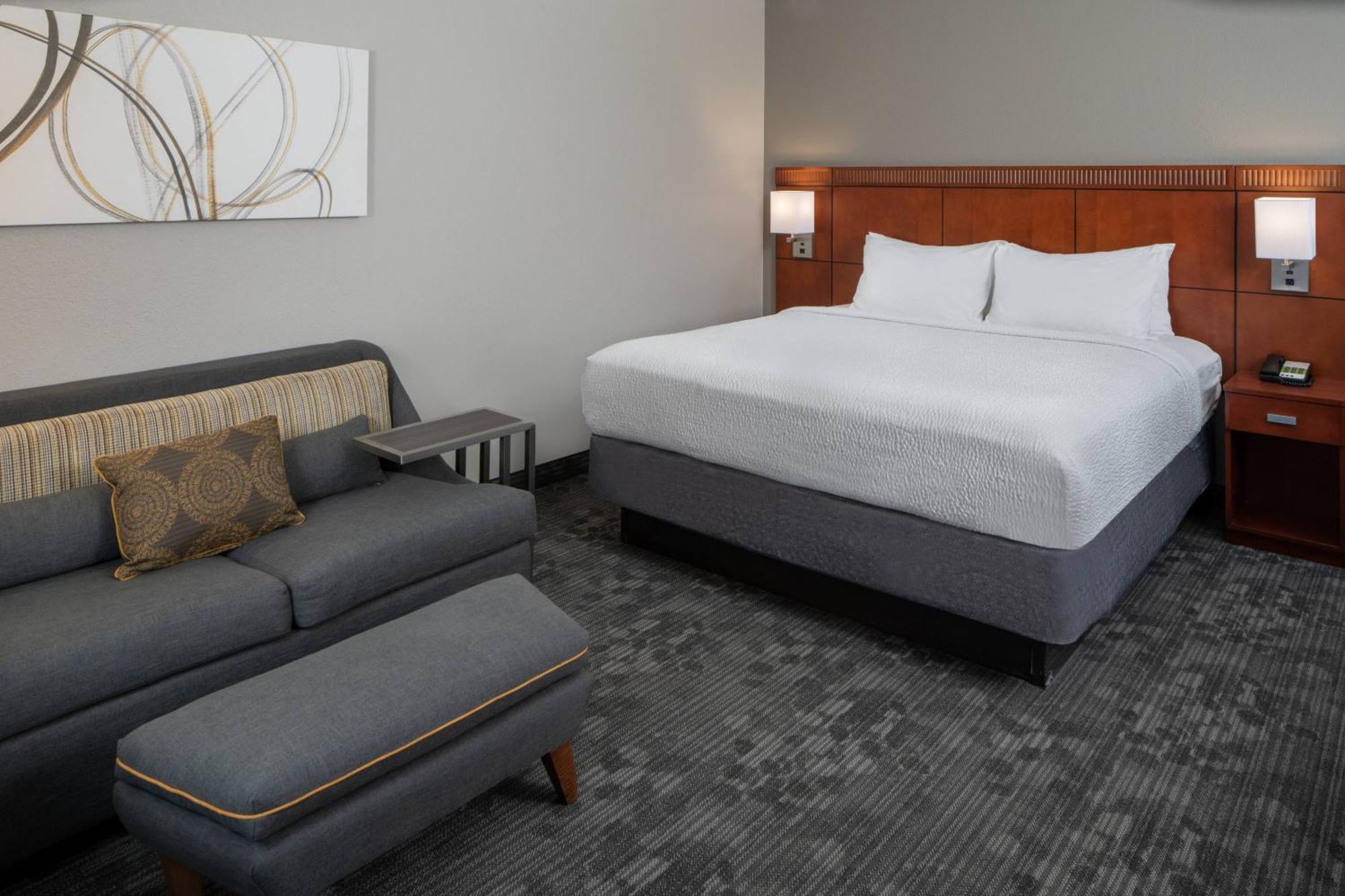 Courtyard By Marriott Airport Hotel 3*