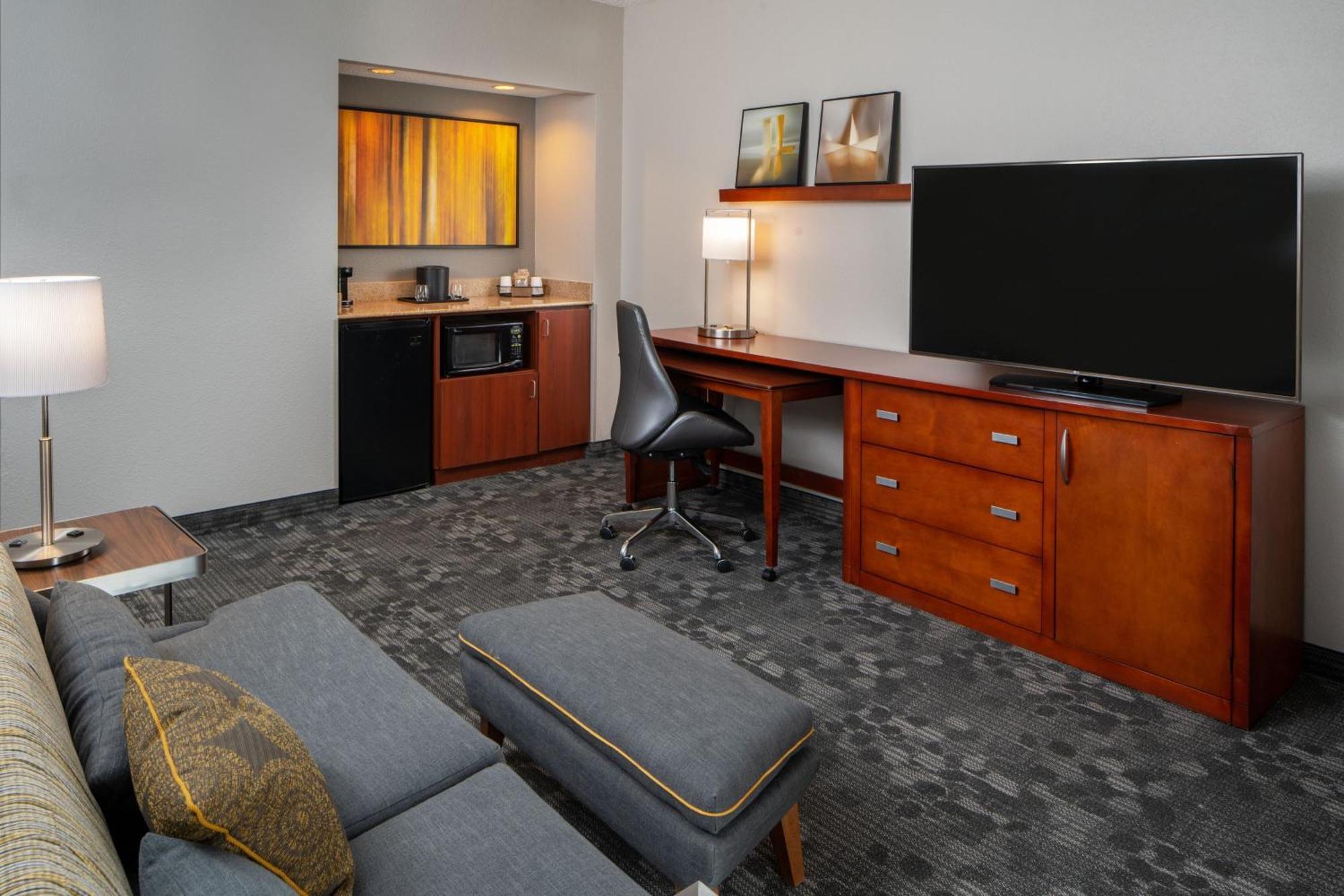Courtyard By Marriott Airport