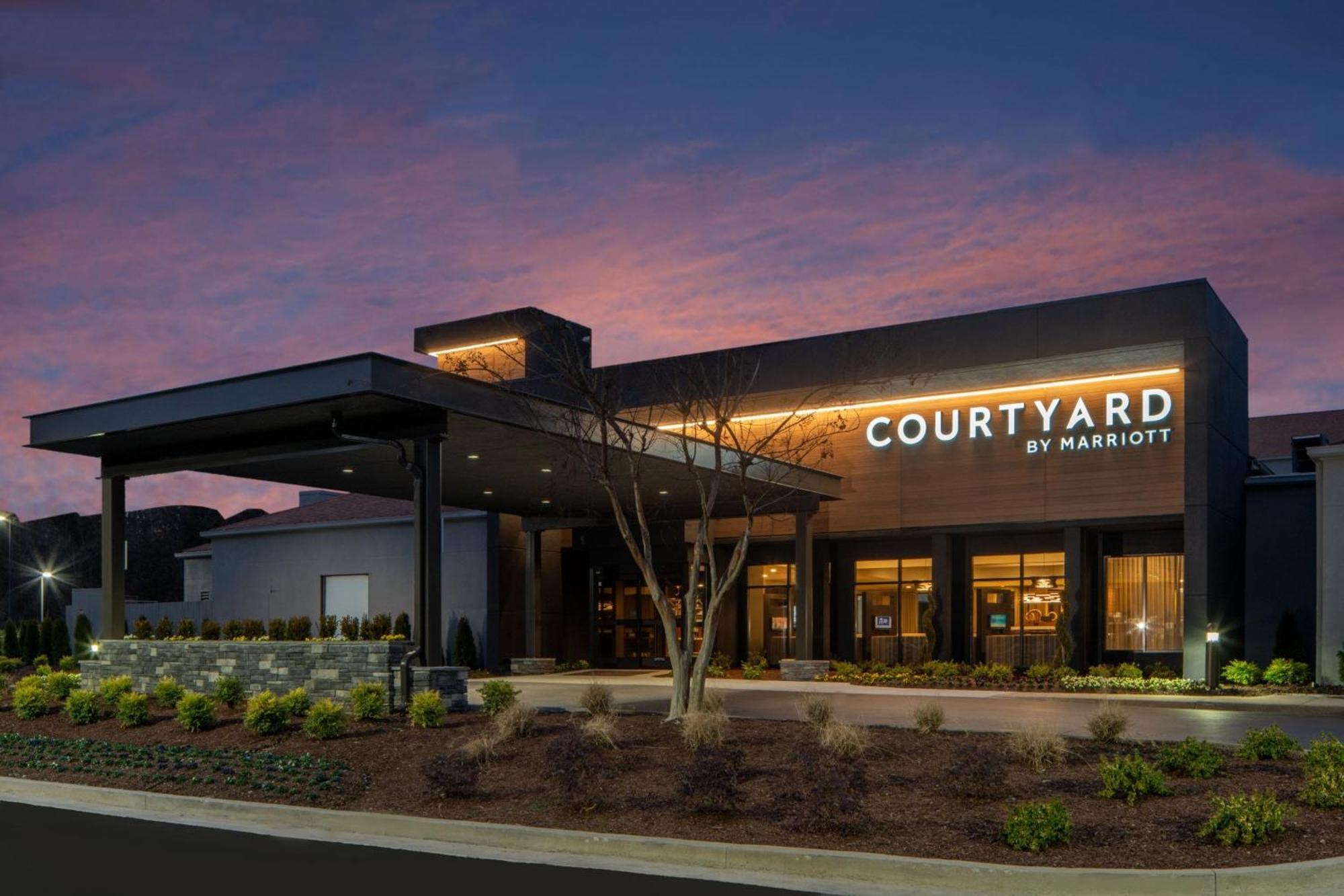Courtyard By Marriott Airport Hotel