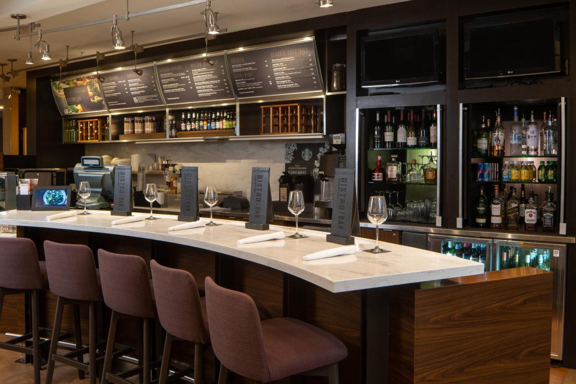 Hotel Courtyard By Marriott Airport