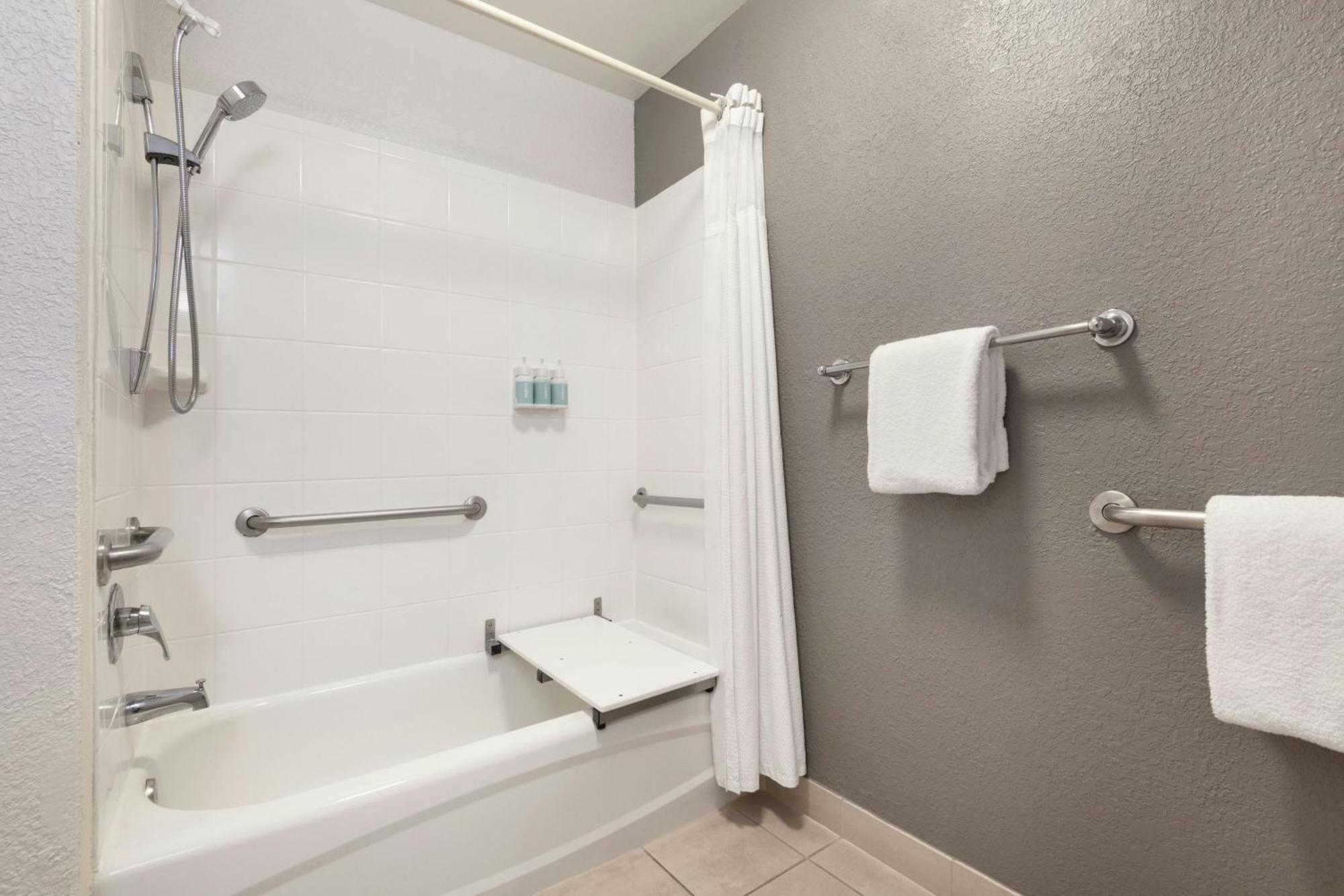 Courtyard By Marriott Airport Hotel