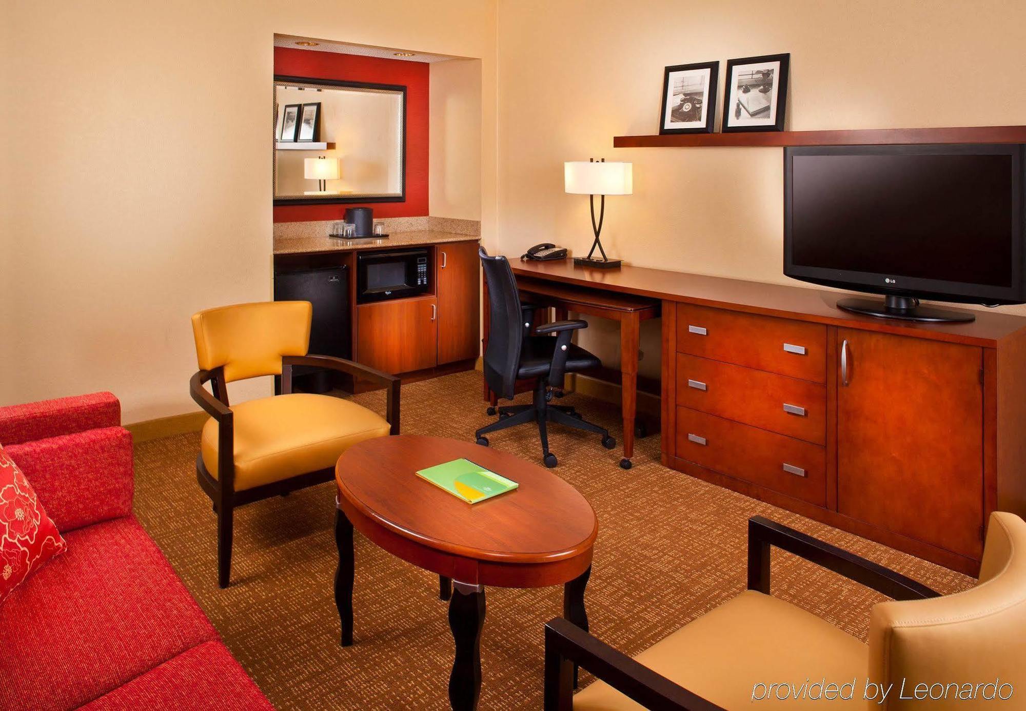 Hotel Courtyard By Marriott Airport