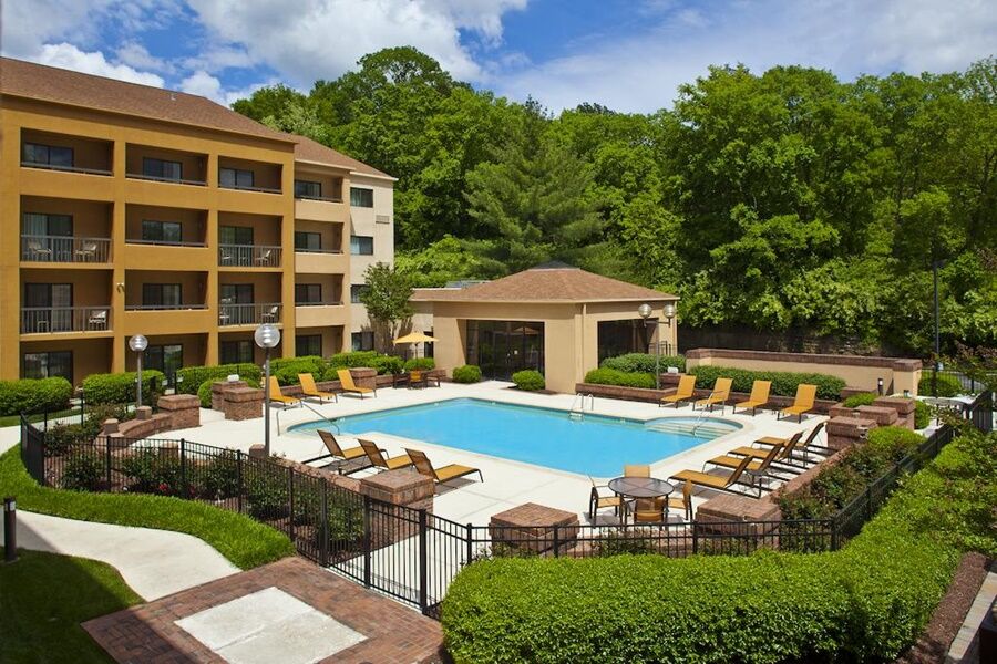 Courtyard By Marriott Airport Hotel